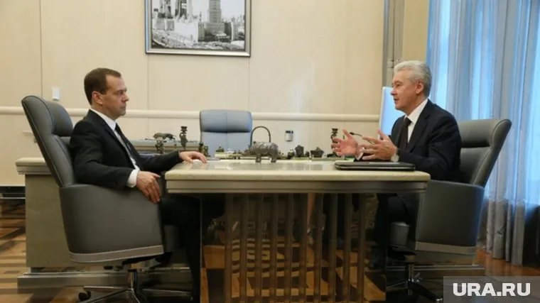 10 сентября выборы пройдут  в 82 регионах страны, и многие из них окажутся под управлением представителей Дмитрия Медведева (слева) и Сергея Собянина (справа)