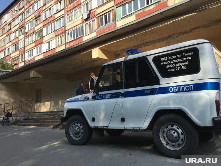 Следователи и сейчас осматривают квартиру, в которой жил предполагаемый убийца школьницы