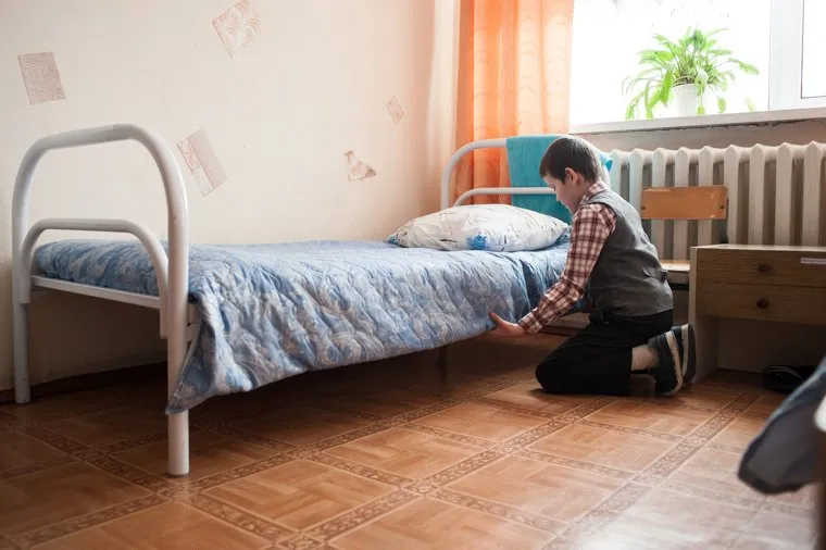 Слепой мальчик манси Тимофей Пеликов в Верхнепышминской школе-интернат имени С.А.Мартиросяна. Свердловская область, Верхняя Пышма