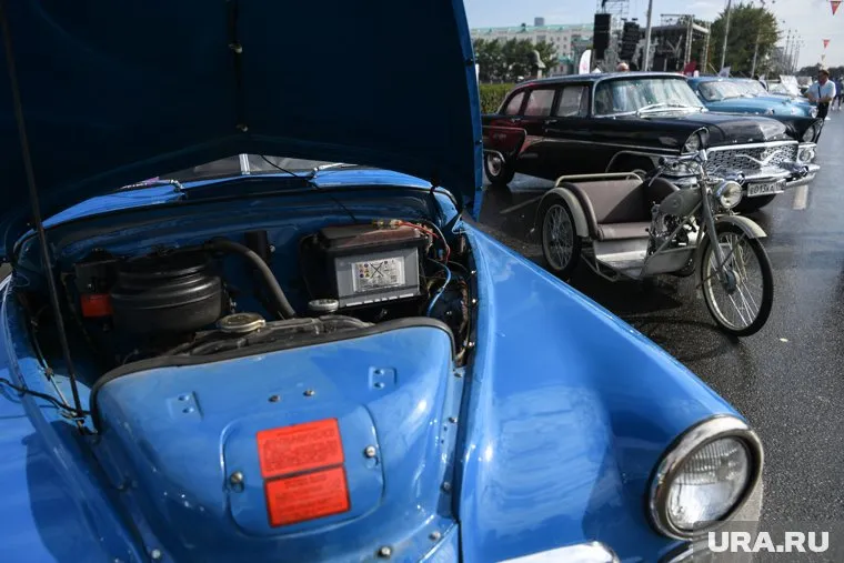 Ретро-автомобиль ехал в общем потоке (архивное фото)