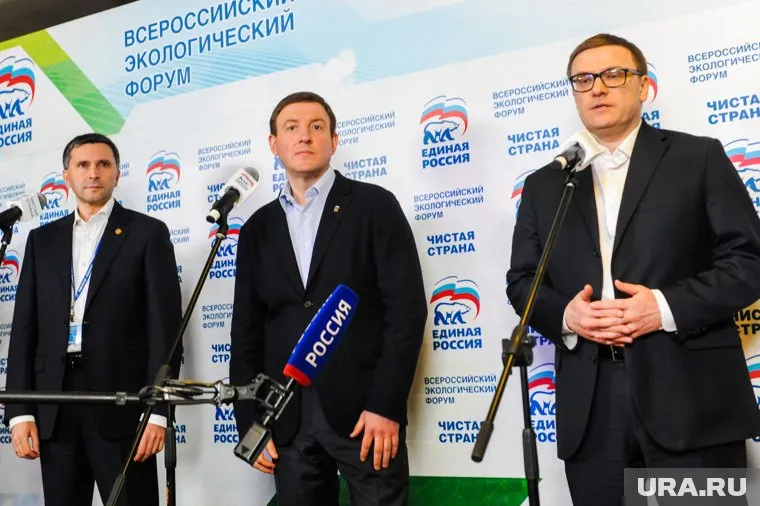 Алексей Текслер (справа) может возглавить список кандидатов «Единой России» на осенних выборах