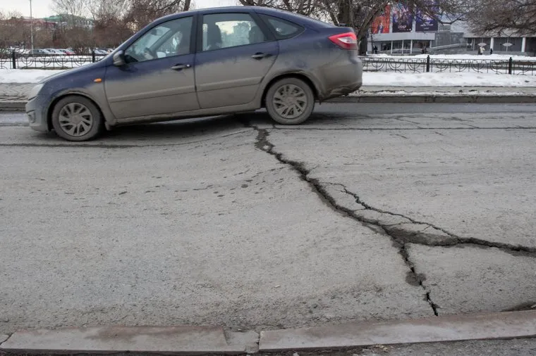 Состояние дорог Екатеринбурга, яма, колдобины, плохая дорога, асфальт поврежден, дорога провалилась, перекресток царская дзержинского