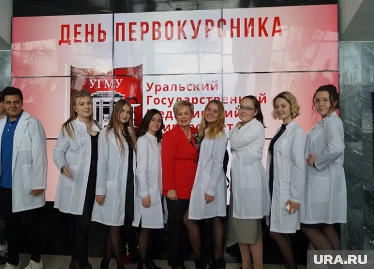 Уральские студенты-медики. В центре — ректор УГМУ Ольга Ковтун