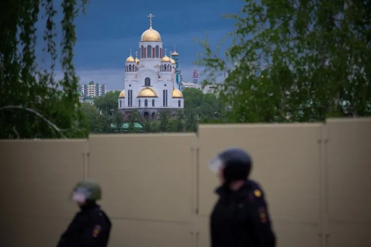 Четвертый день протестов против строительства храма Св. Екатерины в сквере у театра драмы.Екатеринбург