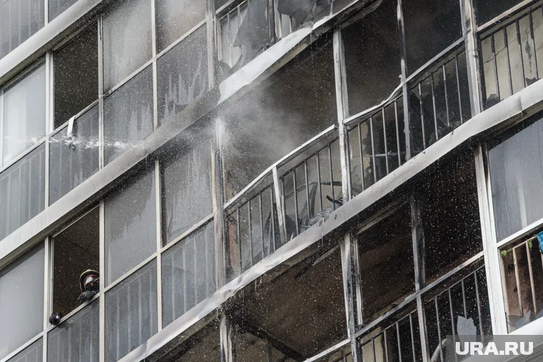 Спасатели потушили пожар в многоквартирном доме в Сургуте