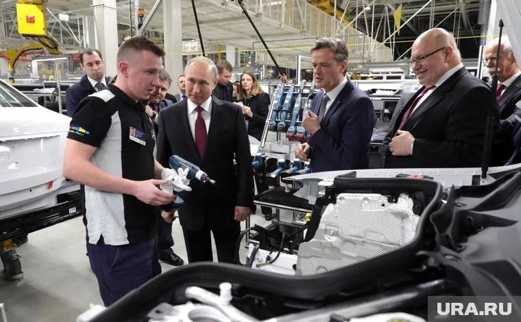 Президент расписался на одной из первых машин нового завода