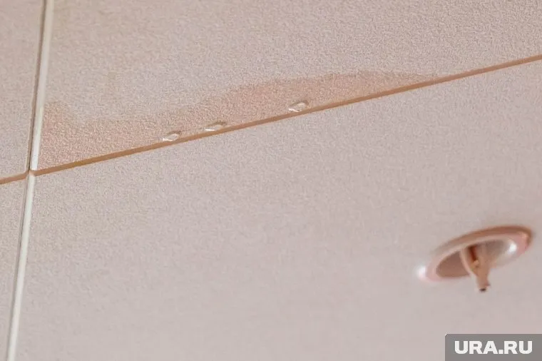 Жители Нового Уренгоя неоднократно жаловались на протекающую кровлю