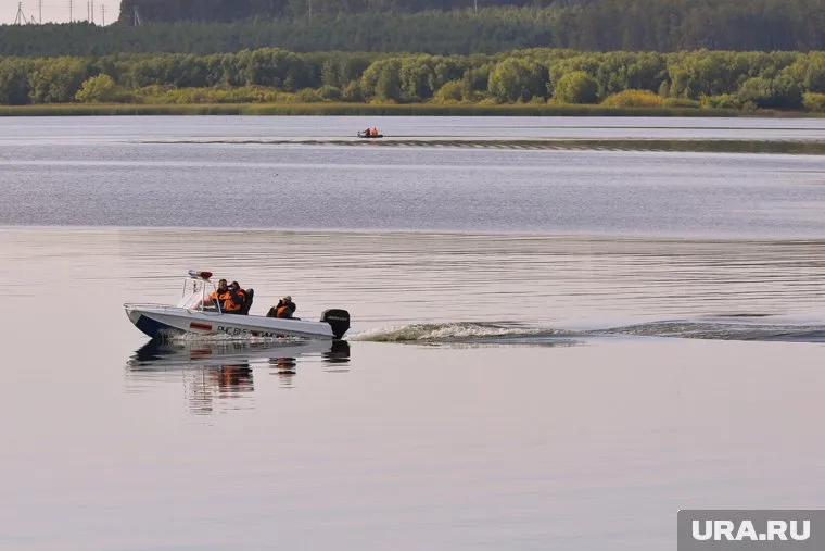 Спасатели продолжают поиски тел погибших на озере Максимка