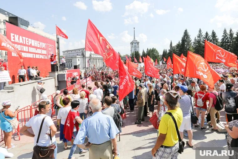 Коммунисты около часа выступали перед публикой