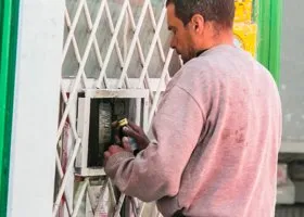 Читатели URA.RU назвали новые точки, нелегально торгующие алкоголем