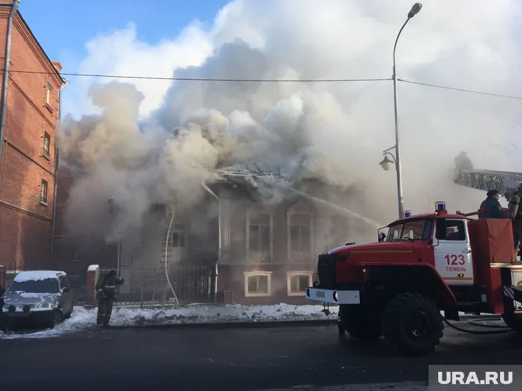 Исторический особняк тушат десять пожарных расчетов
