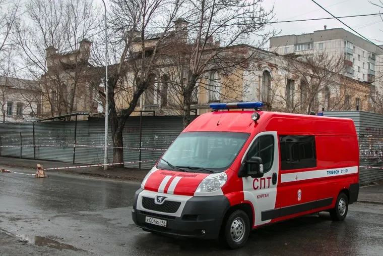 Рухнувшее нежилое здание (памятник архитектуры) по улице Советская 131. Курган, памятник архитектуры, пожарная машина