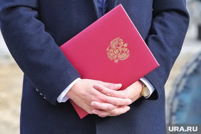 Внесения изменений в уставы регионов требует изменившийся текст Конституции РФ