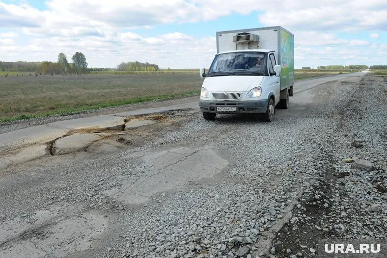 Дорога ведет через три района региона в Казахстан