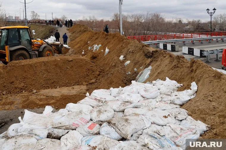 Добровольцы, в том числе, помогут укрепить дамбу в регионе