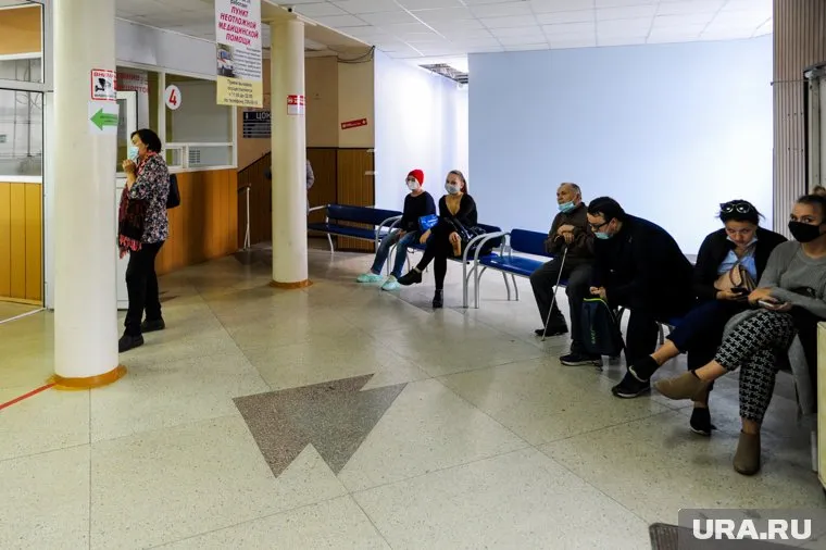 Своей очереди в поликлинике ждут сотни людей