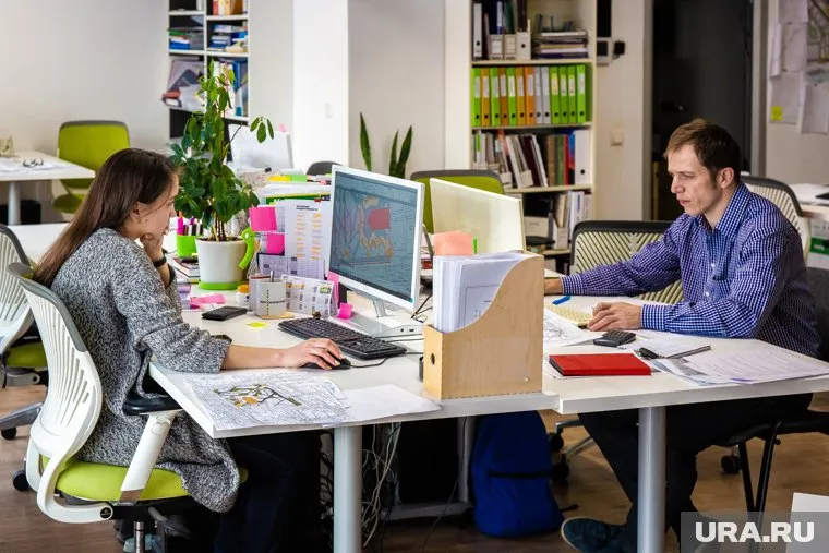 Потягиваться полезно во время сидячей работы, считает Рашид Саидов