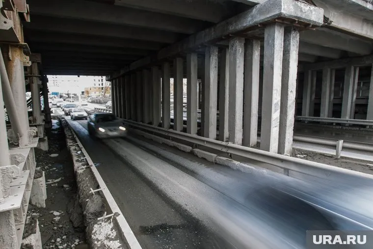 На данный момент в Новосинеглазово ведет единственная дорога, проходящая через ж/д переезд