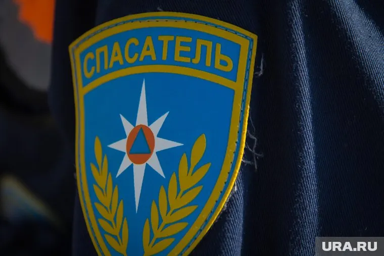 Завалы разбирали спасатели