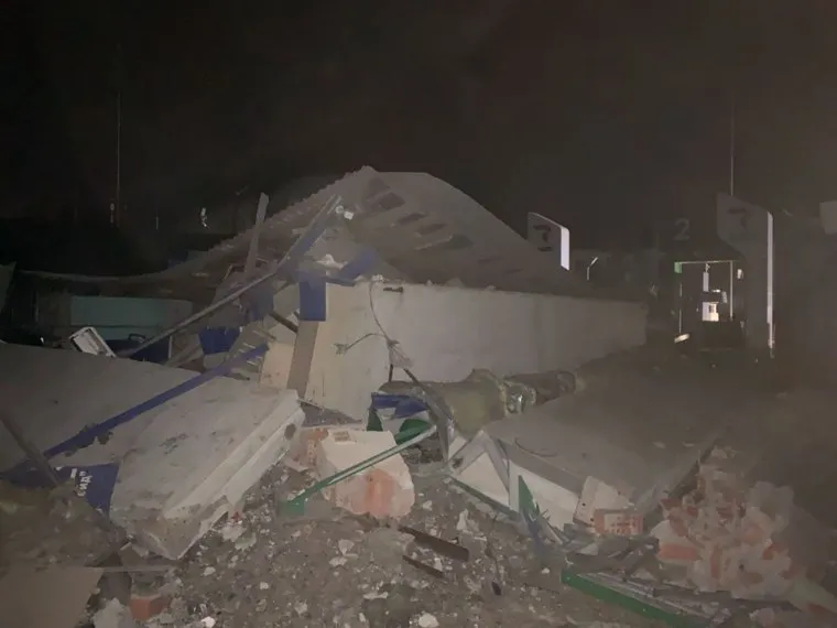 В рухнувшем здании хранились использованные газовые баллоны