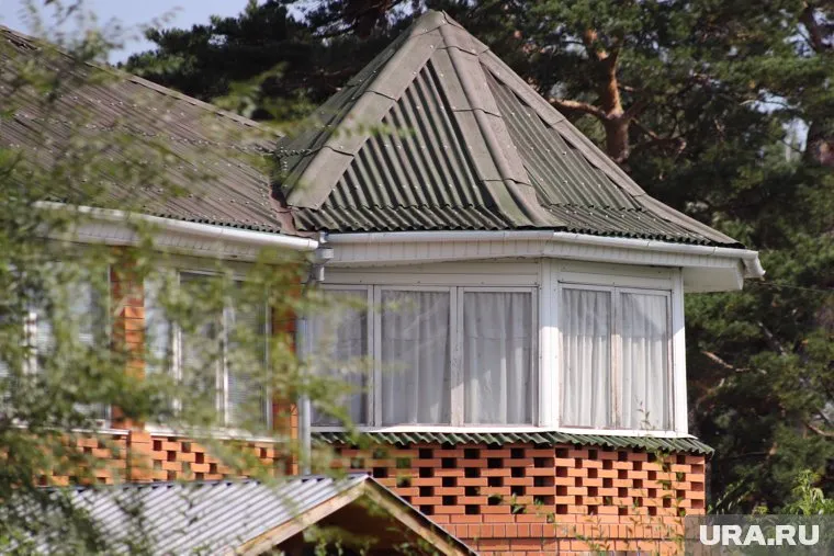 Участок продается с тремя капитальными строениями