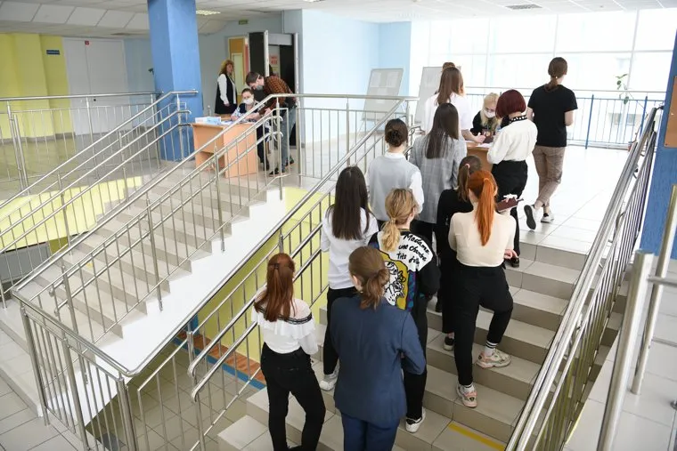 Федеральный тренировочный экзамен в школе №200 - ЕГЭ по обществознанию и английскому языку. Екатеринбург