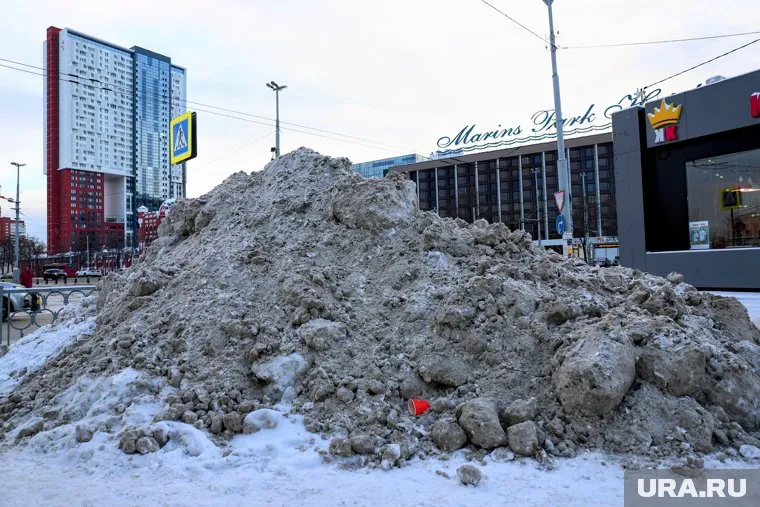 Снежные кучи рассредоточены по всему району