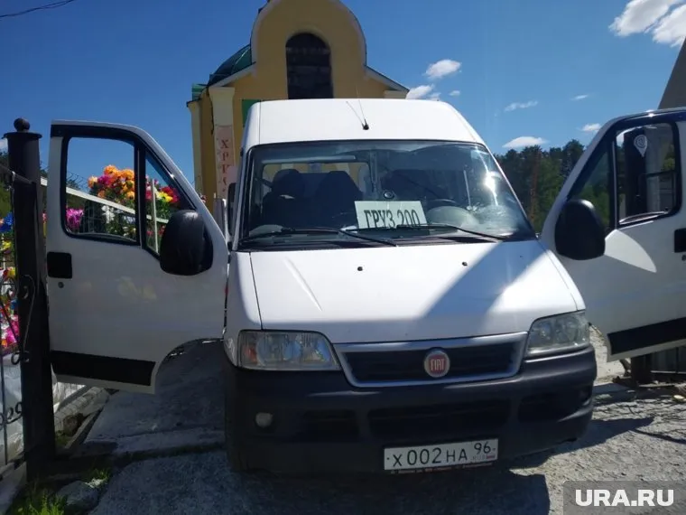 В кладбищенской церкви началось отпевание