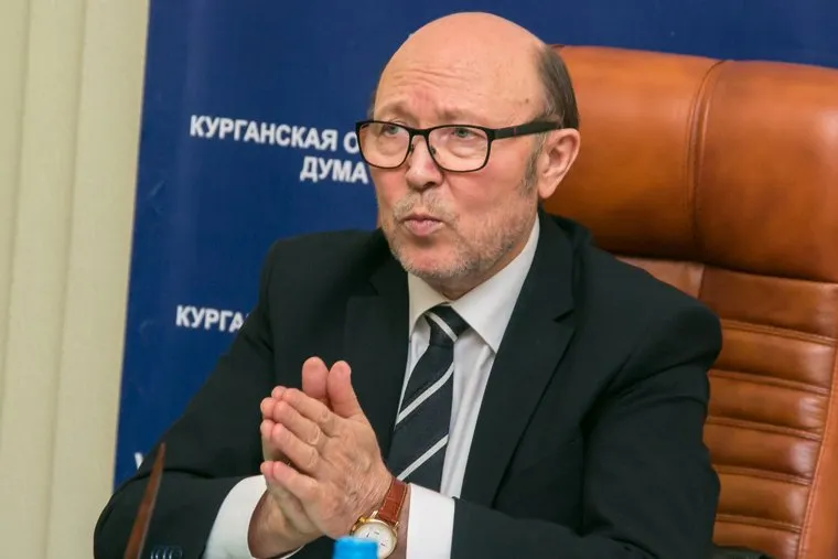 Заседание бюджетного комитета Курганской областной Думы. Курган, исламов марат, молится