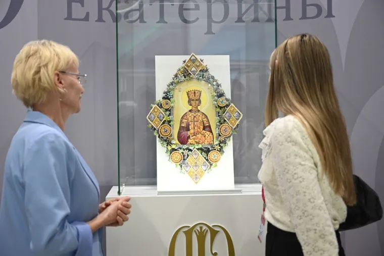 Иконы созданы по старинной византийской технике горячей эмали