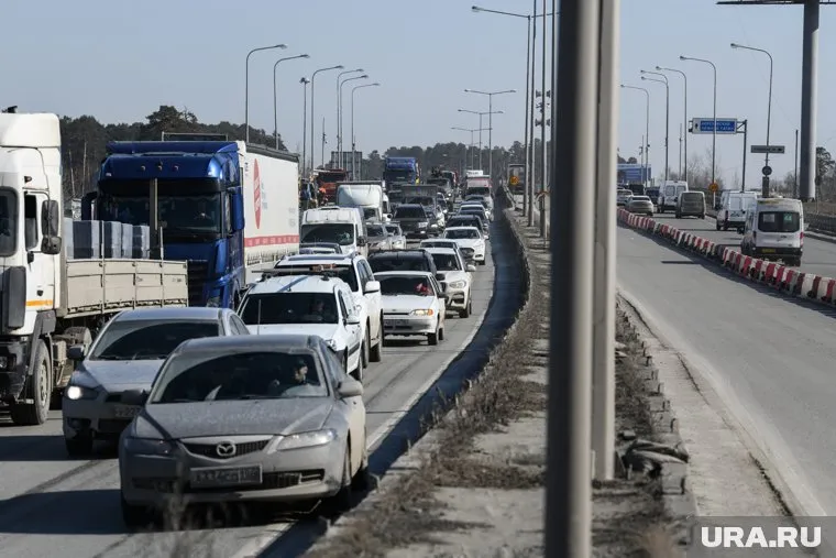 Водители стоят в пробке по 40 минут