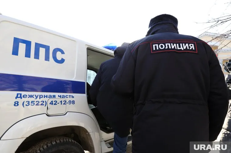 Полицейские ждали Смирнова в подъезде его дома