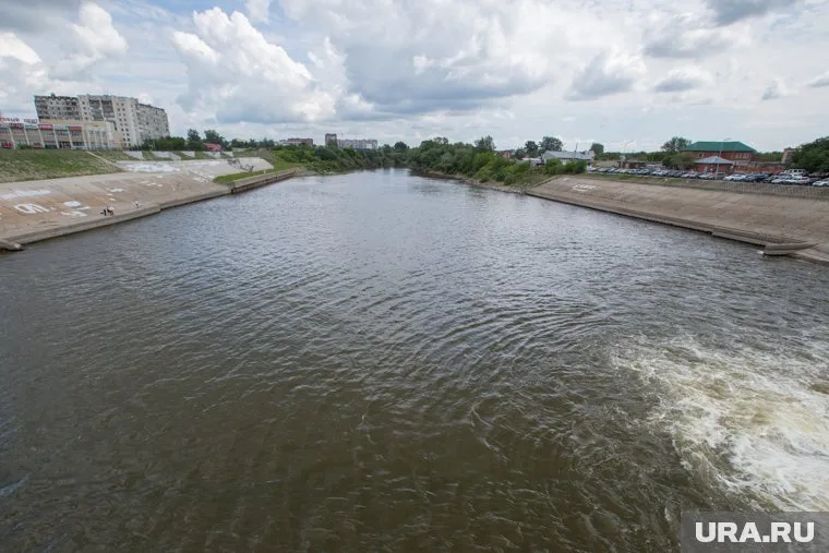 Всю питьевую воду в магазинах раскупили