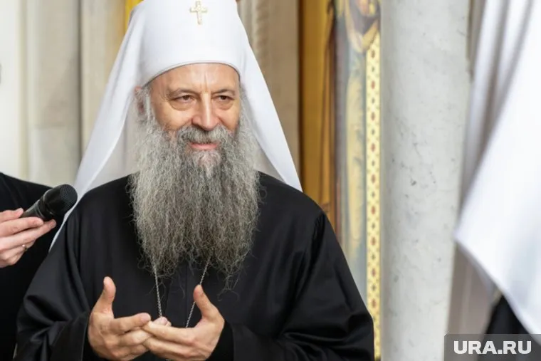 Сербский патриарх Порфирий подарил Путину пасхальное яйцо с надписью "Христос Воскресе" на сербском языке
