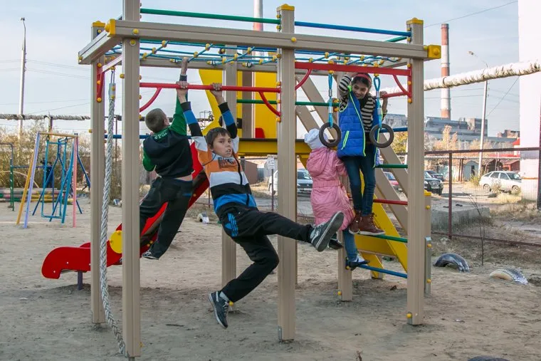 Рейд по объектам "Формирование комфортной среды в Курганской области". Село Новая Сидоровка, город Курган, детский городок, дети во дворе