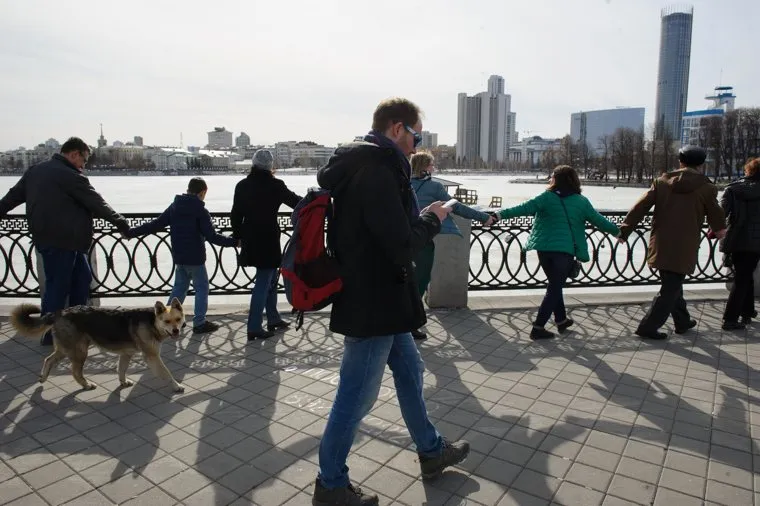 Акция Обнять пруд - 2. Екатеринбург, москвин дмитрий, набережная городского пруда, акция обними пруд