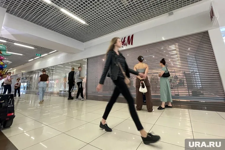 Пермяки пришли к открытию торгового центра, ожидая открытия HM