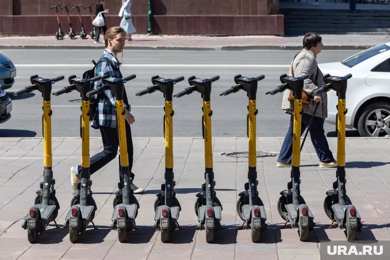 Ранее власти запретили кататься на электросамокатах по набережной и пешеходной улице