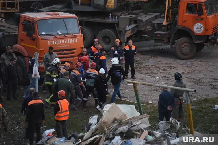 Из-под завалов вытащили больше двух десятков человек