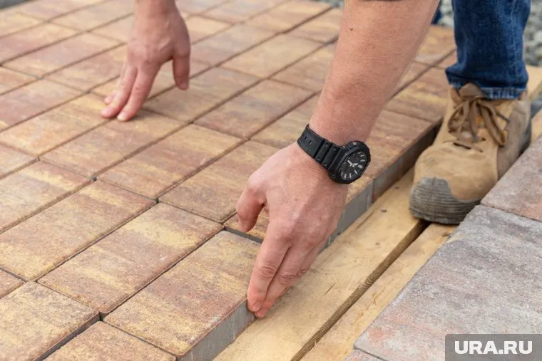 В Свердловской области требуется больше тротуарной плитки, так как в муниципалитетах активно идет благоустройство скверов и парков