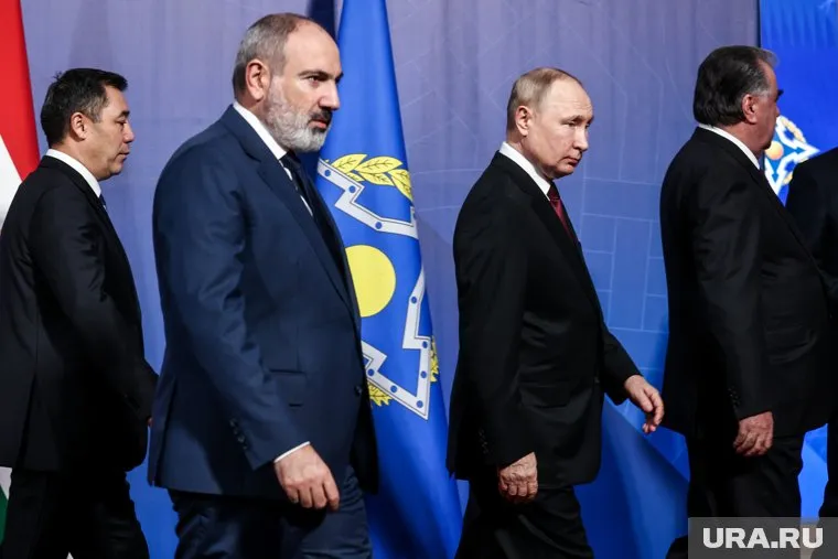 Президент РФ Владимир Путин и премьер-министр Армении Никол Пашинян поговорили по телефону