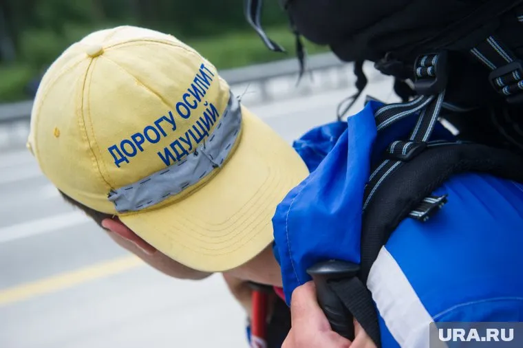 Мужчина путешествует на самодельном транспортном средстве