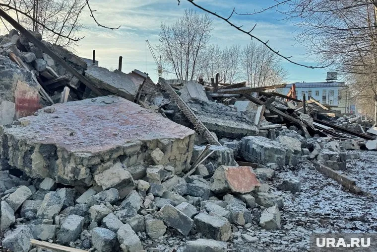 В Кургане разбирают завалы после сноса аварийного дома в центре города