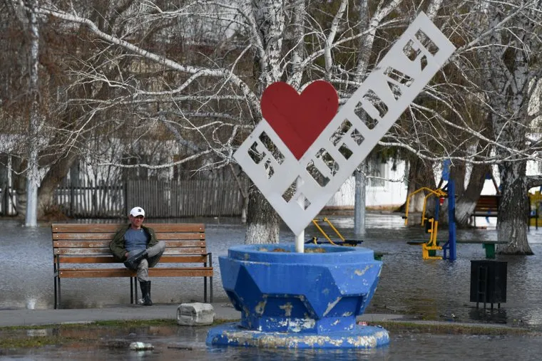 Затопленный из-за паводка микрорайон Тополя в Кургане. Курган