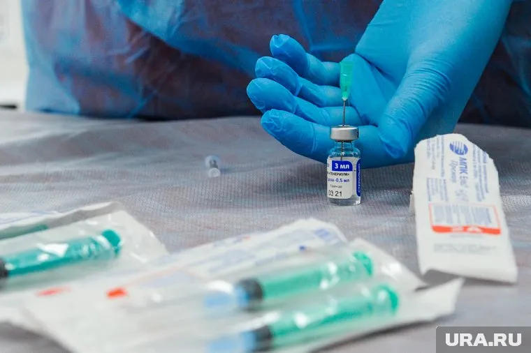 Первыми будут вакцинировать работников медицинских и образовательных организаций