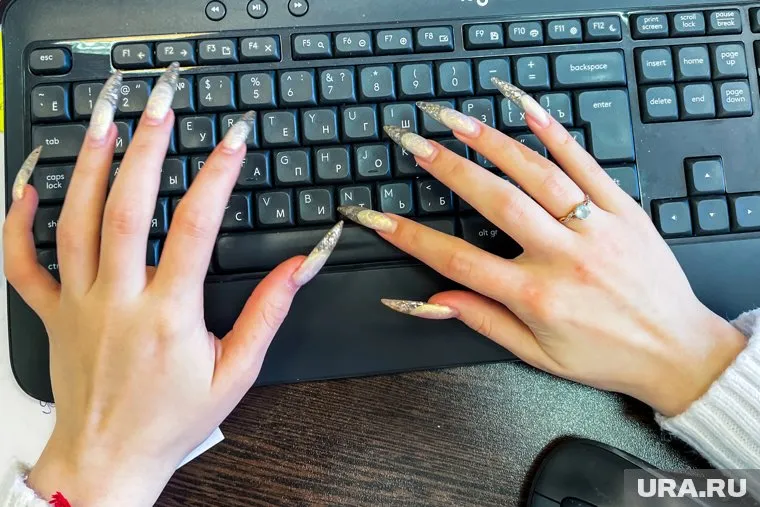 При раке пальцы могут стать более изогнутыми, а их концы — увеличиться