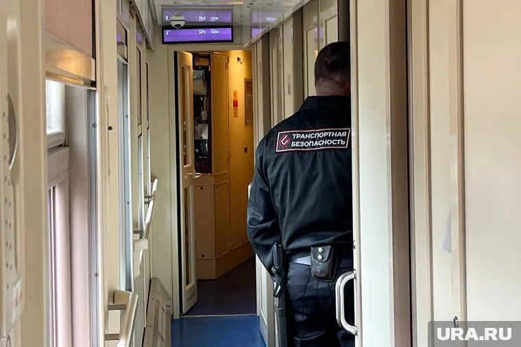 Поезд из Крыма задержали на пять часов