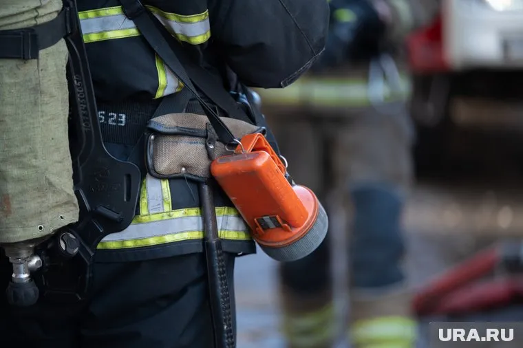 Сотрудники МЧС работают на месте пожара