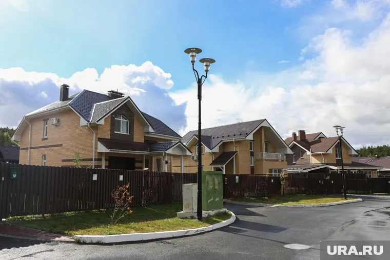 Дом находится в клубном поселке «Сосновый Бор»