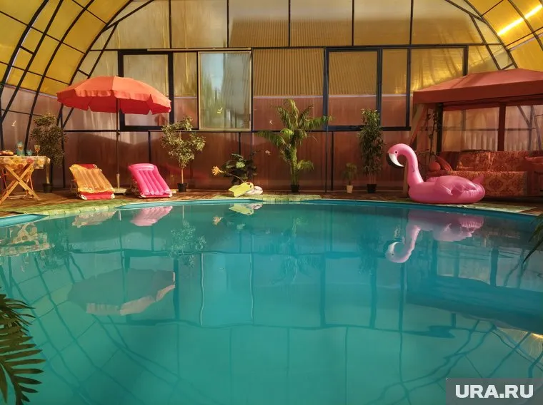 Бассейн с крышей из поликарбоната станет украшением любого участка